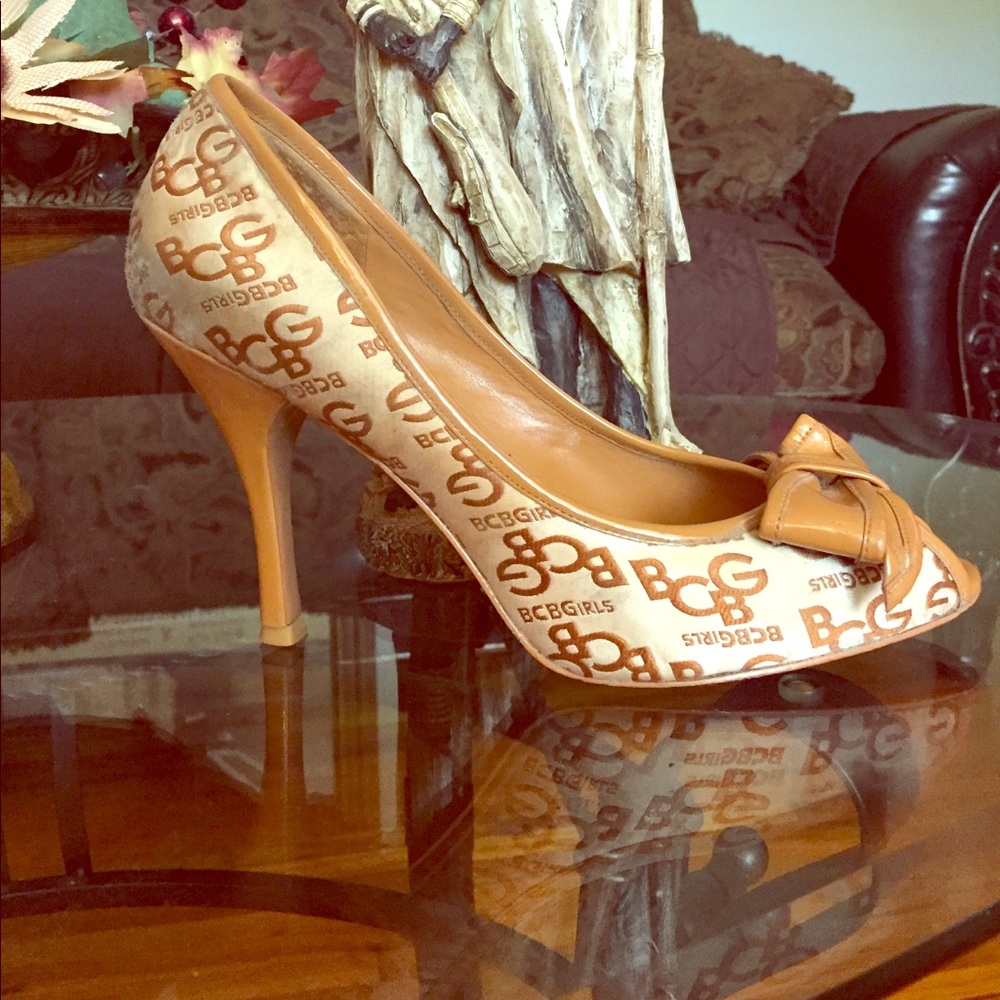 Peep-toe BCBG Logo Pumps
