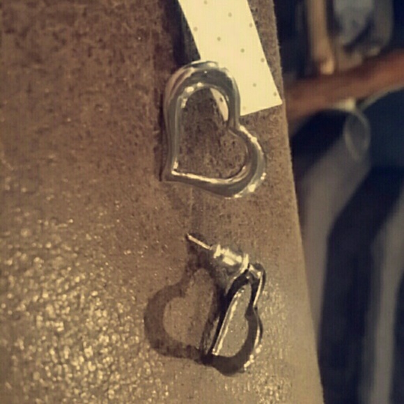 Earing - Picture 2 of 2