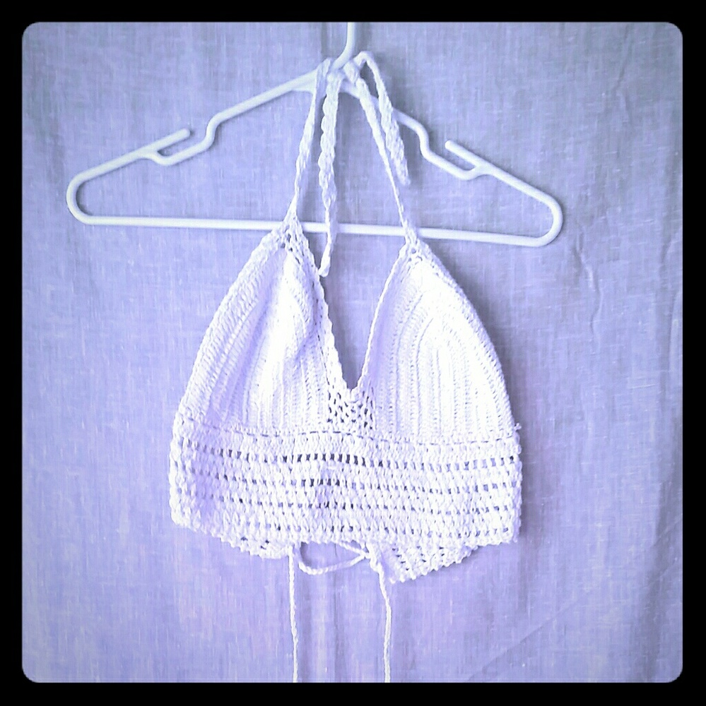 A white knitted crop top