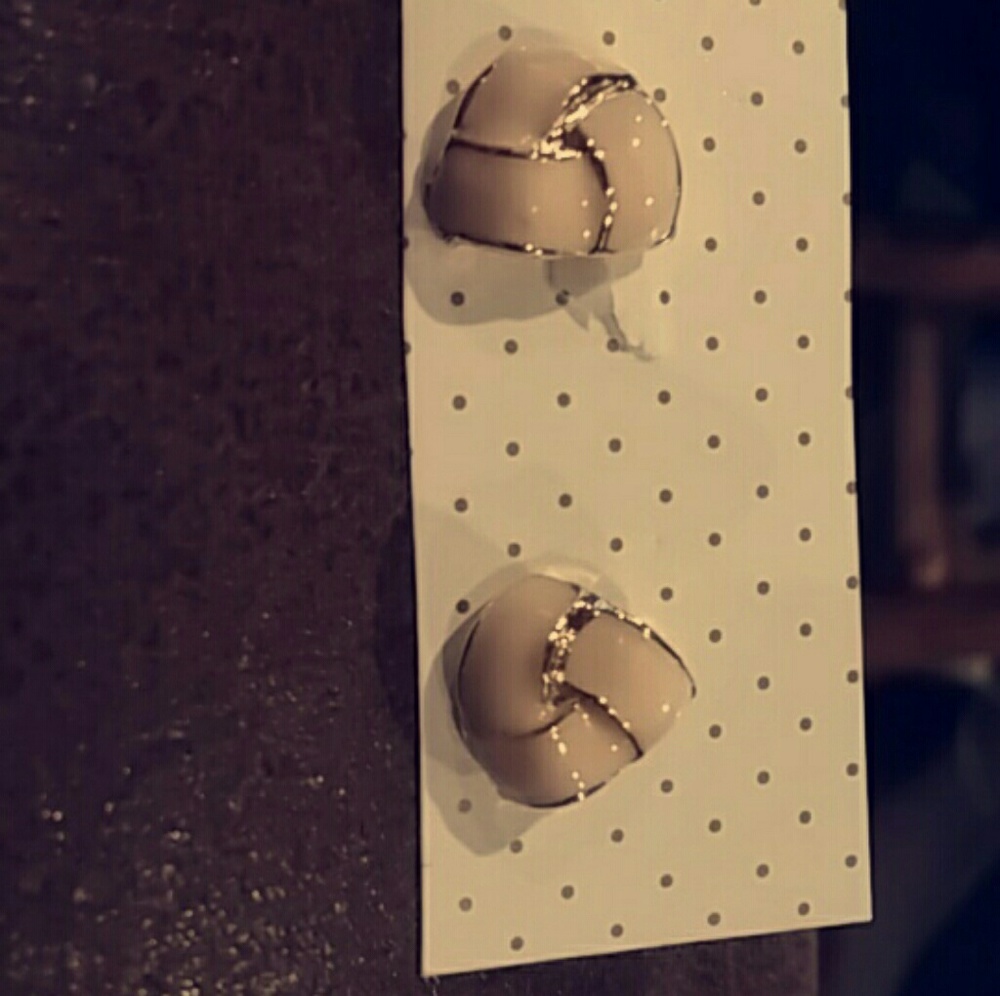 Earing - Picture 2 of 2