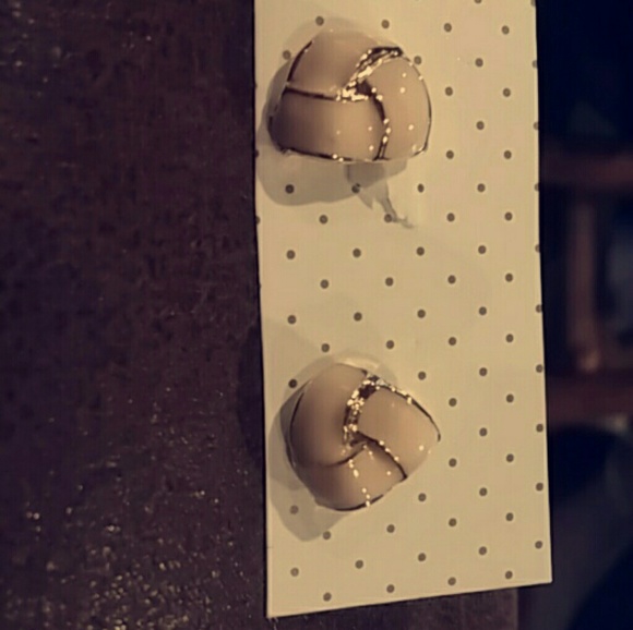 Earing - Picture 2 of 2