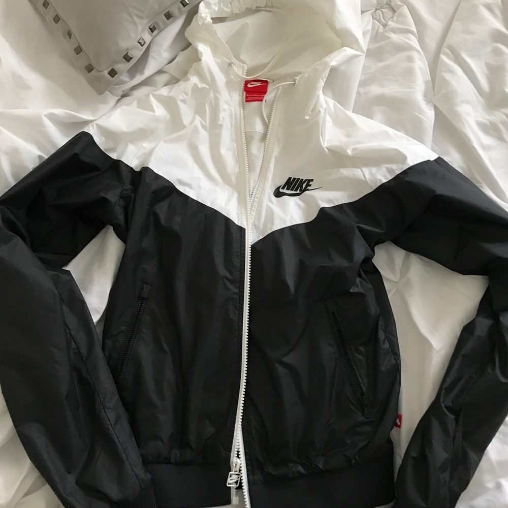 Women's NIKE Windbreaker Jacket *NEVER WORN