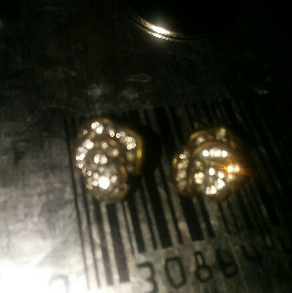 Flower studded earring with fake diamonds