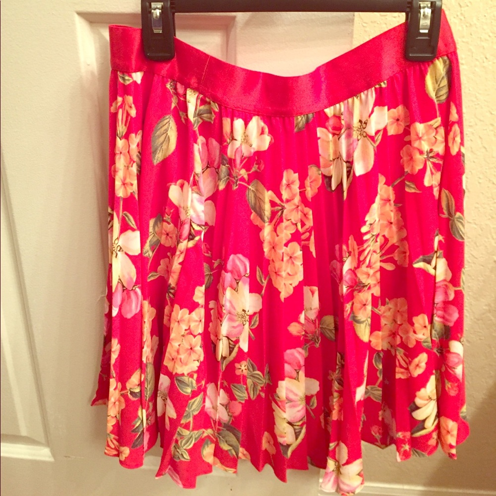 Red floral pleated mini skirt
