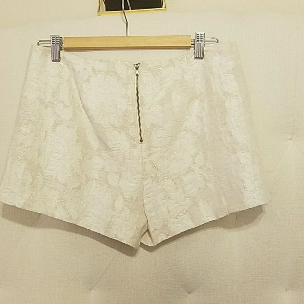 White shorts - Picture 2 of 4