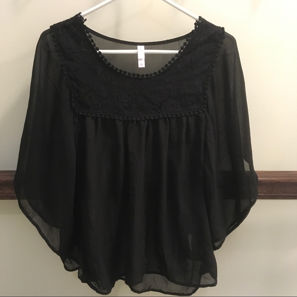 🐶 2 for $15! Lace detail flutter sleeve blouse