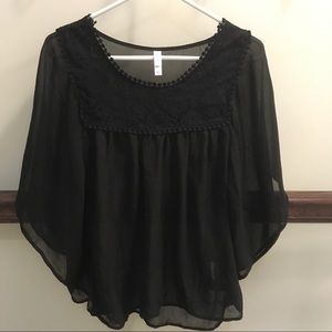 🐶 2 for $15! Lace detail flutter sleeve blouse