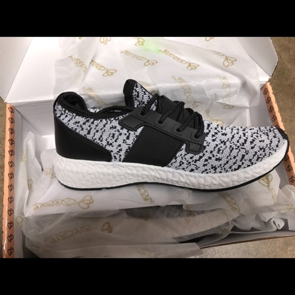 Trendy Grey Sneaker w Black Accent - Picture 2 of 2