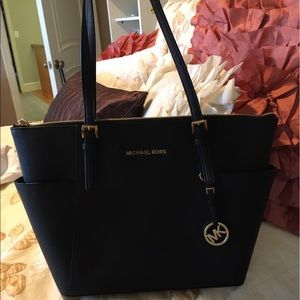 MICHAEL KORS BLACK SHOULDER TOTE LIKE NEW