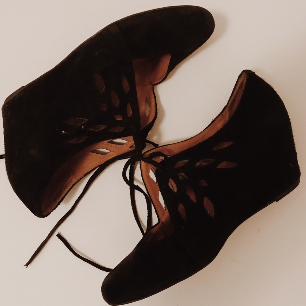 Black Wedges