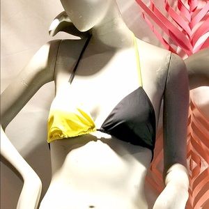 Bicolor bikini top.
