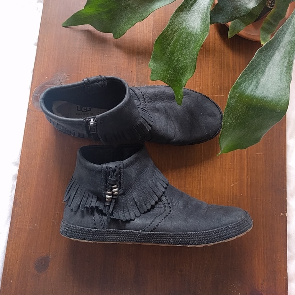 🏞️UGG Black Fringe Booties🏞️
