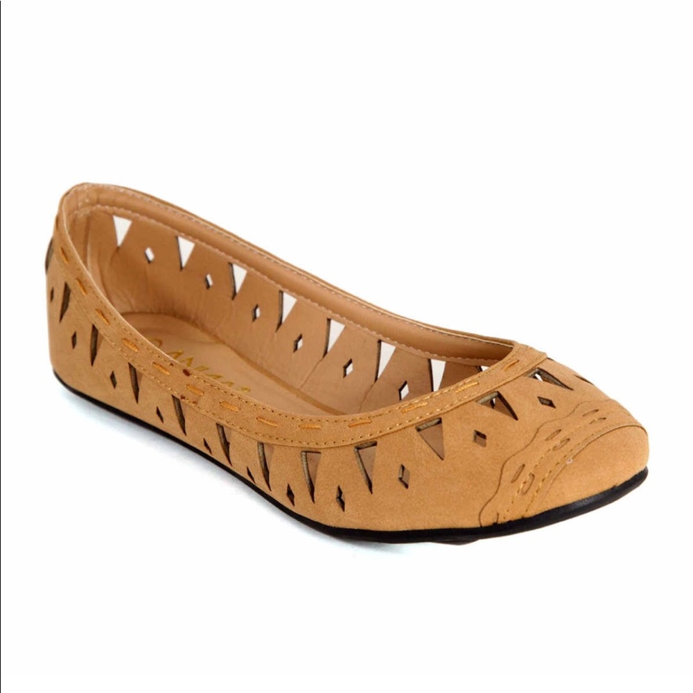 🔥NWT! Tribal Perforated Ballet Flat
