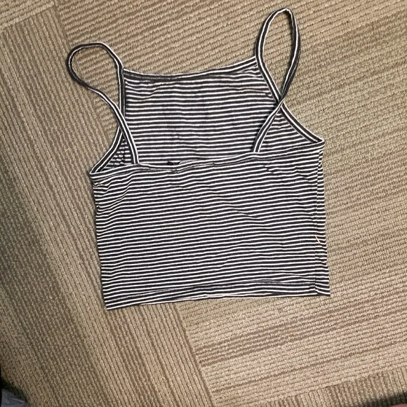 Brandy Melville Crop top - Picture 2 of 3