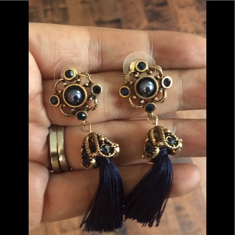 Beautiful tassel earrings 🌺 NWOT