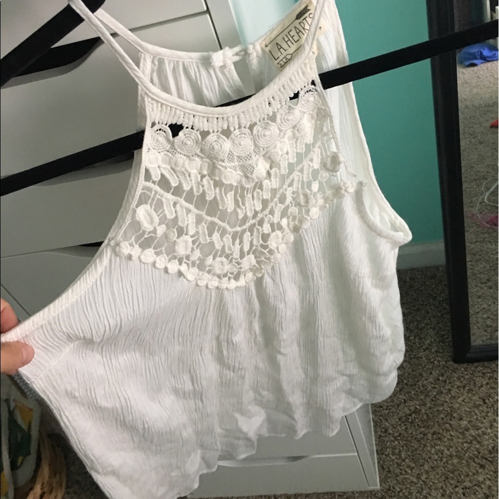Very cute white sleeve less shirt!!