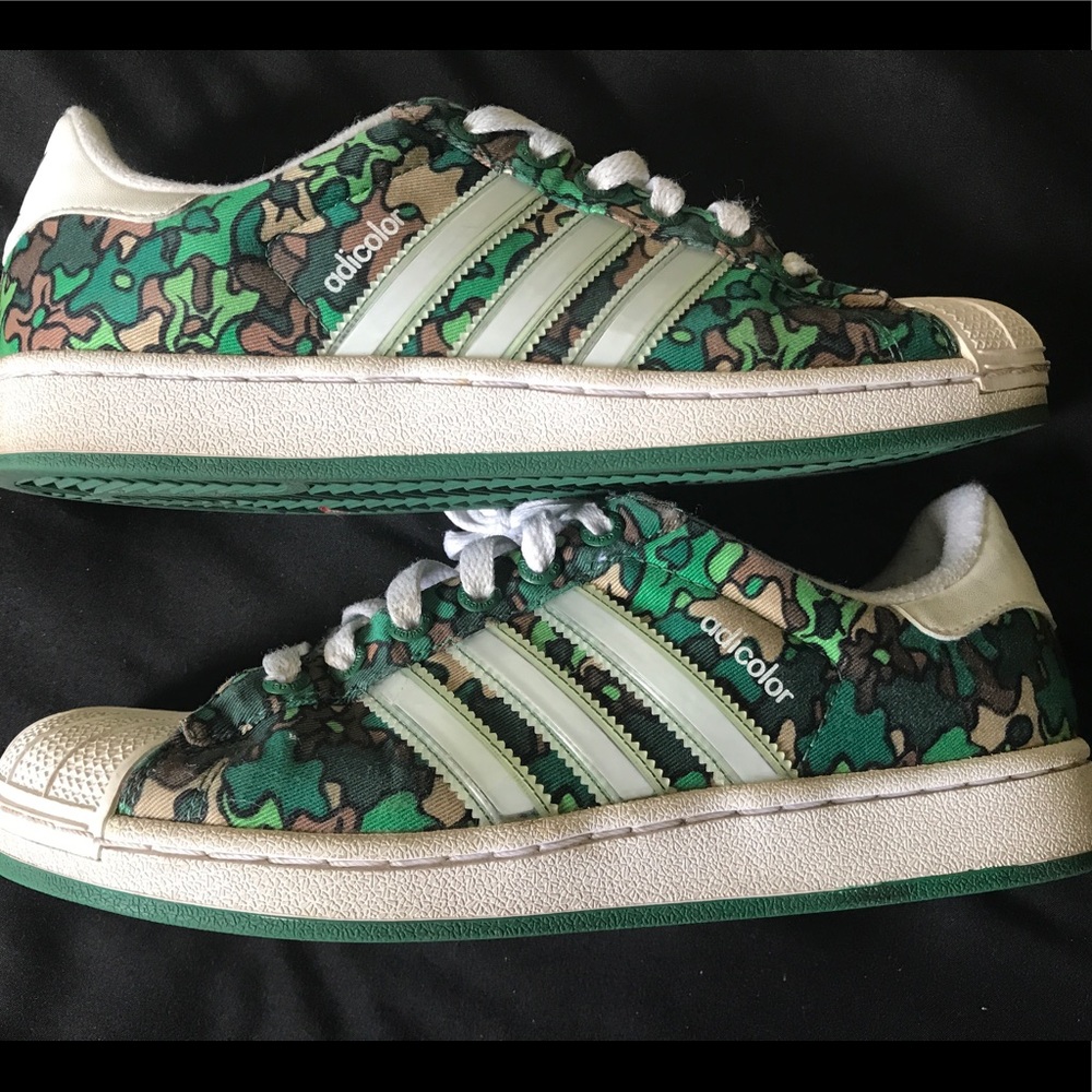 Adidas Green/White Superstar Shelltoes size 6y/7w