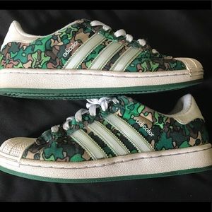 Adidas Green/White Superstar Shelltoes size 6y/7w