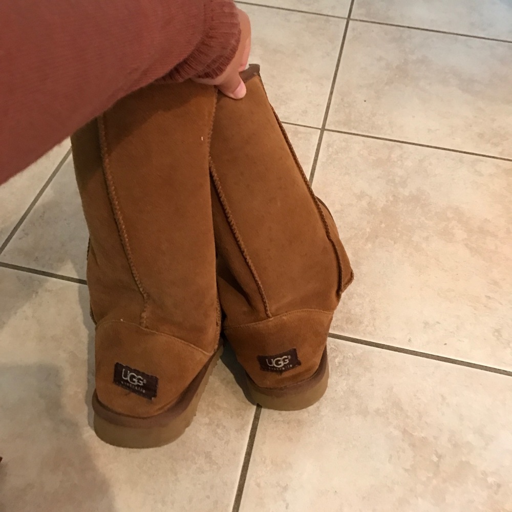 UGGS - Picture 2 of 2
