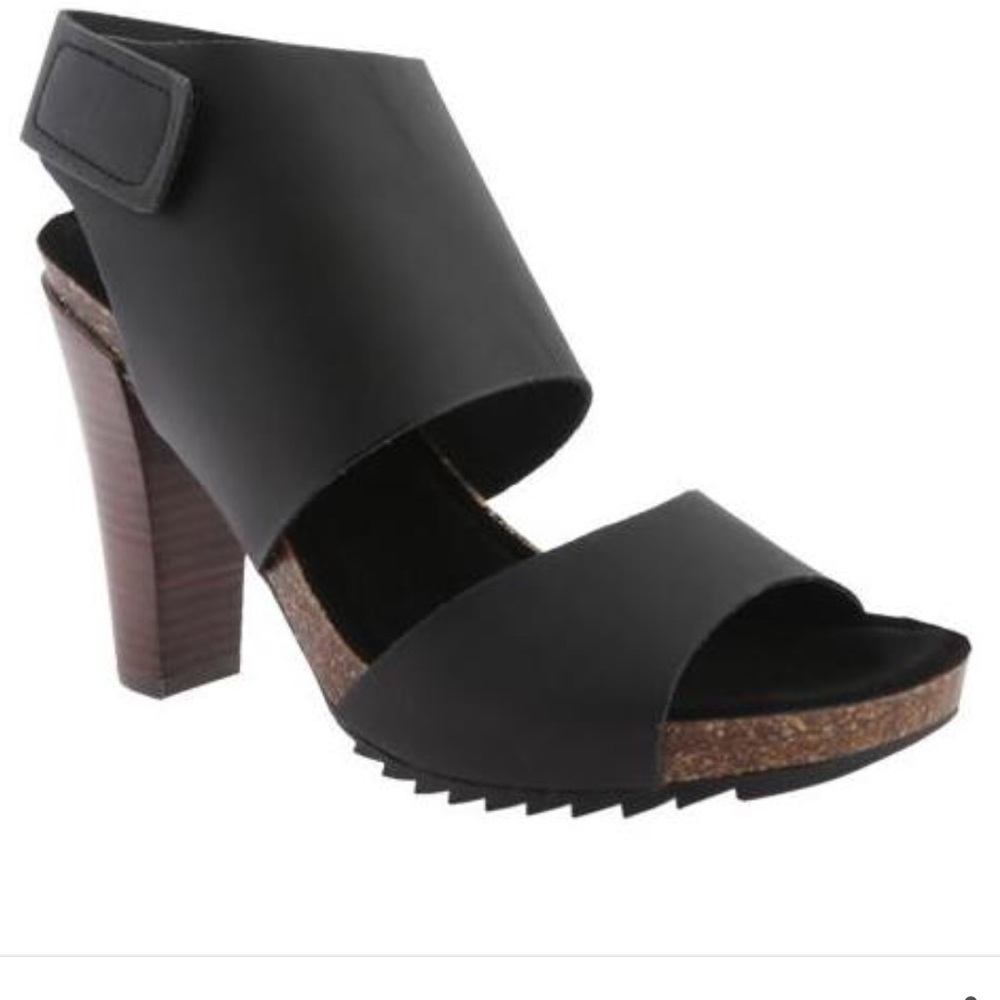 Kenneth Cole Reaction Hook-Key Sandal (women's)