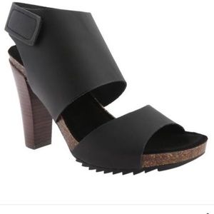 Kenneth Cole Reaction Hook-Key Sandal (women's)