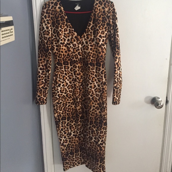 Leopard Slit Front Midi Dress. Size: Medium - Picture 4 of 5