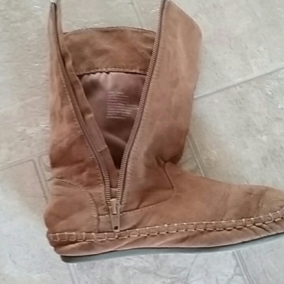 Boots - Picture 3 of 3