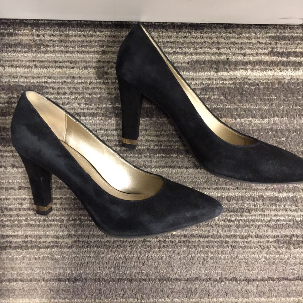 Suede black pumps!