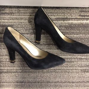 Suede black pumps!