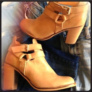 Report Tan Buckle Booties