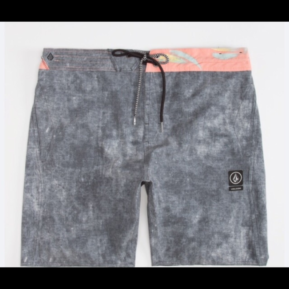New volcom boardshorts size L