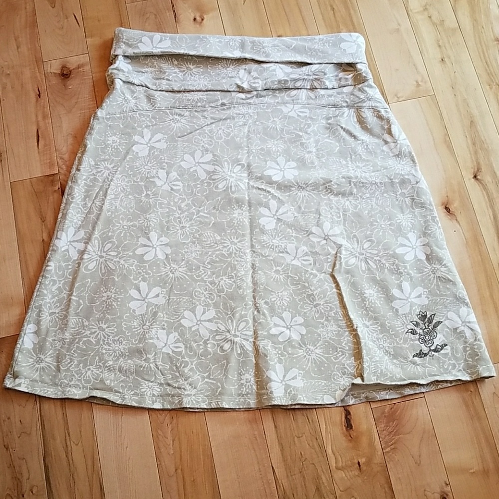 Cute beige skirt.