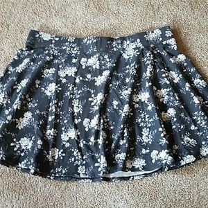 American Eagle Flowy Black and White Skirt