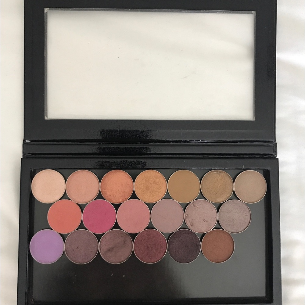 Large Z palette with 19 Makeup Geek eyeshadows