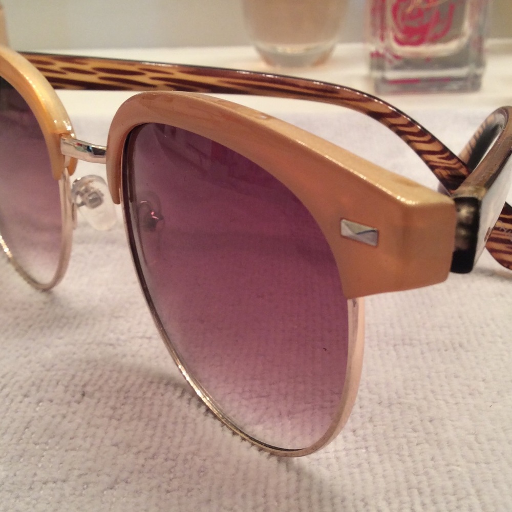 Sun Glasses - Picture 2 of 4