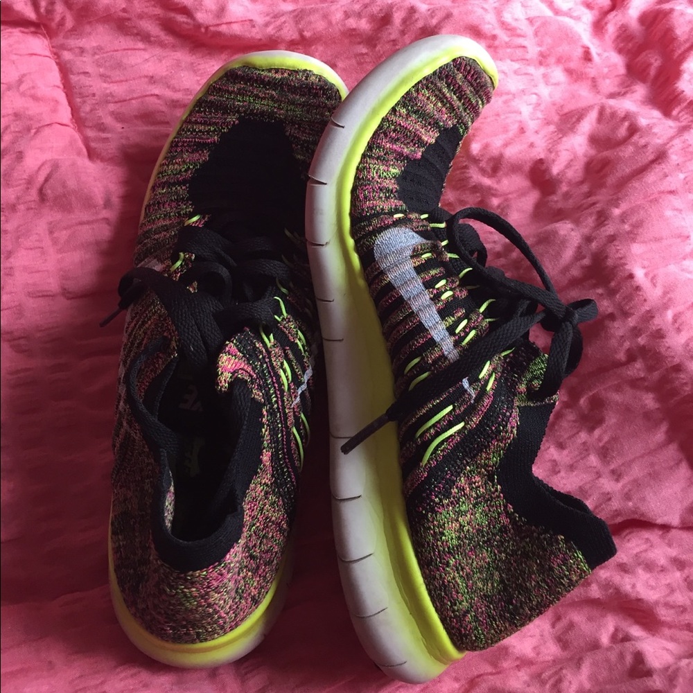 Nike frees flyknit shoes