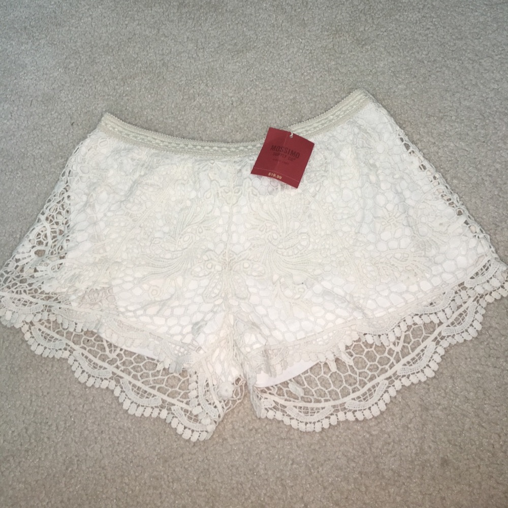 NWT White crotchet shorts