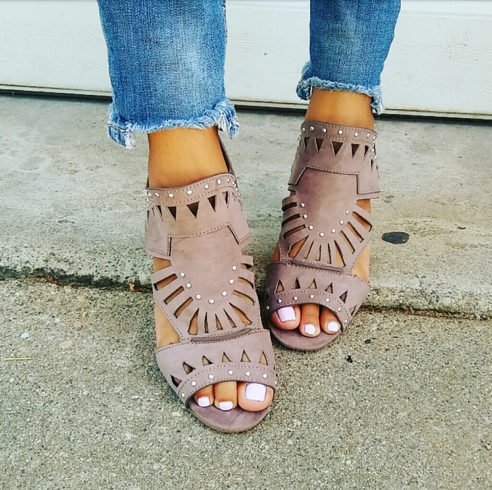 LAST PAIR!!//The Charlize// Taupe open toe sandal - Picture 2 of 5