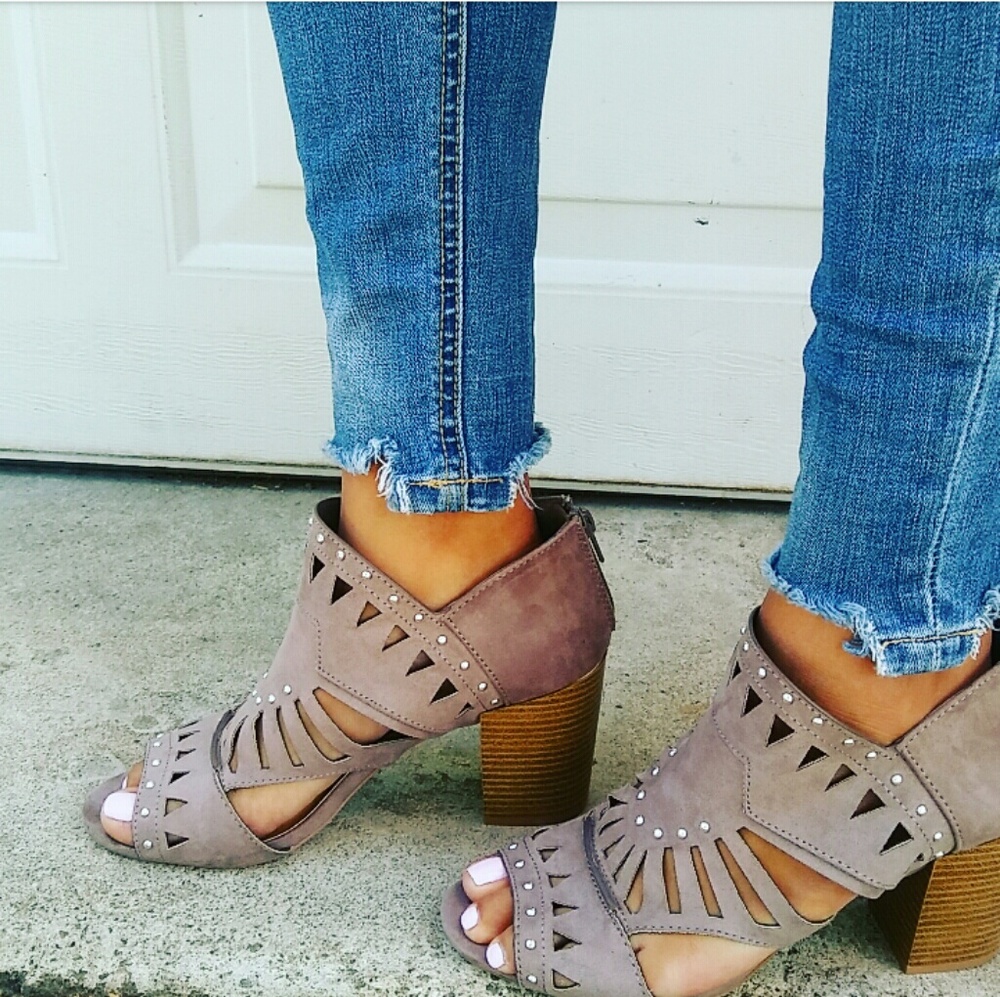 LAST PAIR!!//The Charlize// Taupe open toe sandal - Picture 3 of 5