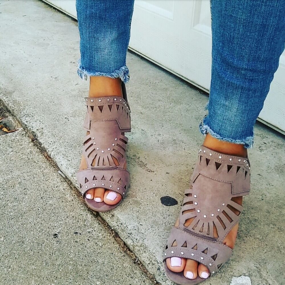 LAST PAIR!!//The Charlize// Taupe open toe sandal - Picture 1 of 5