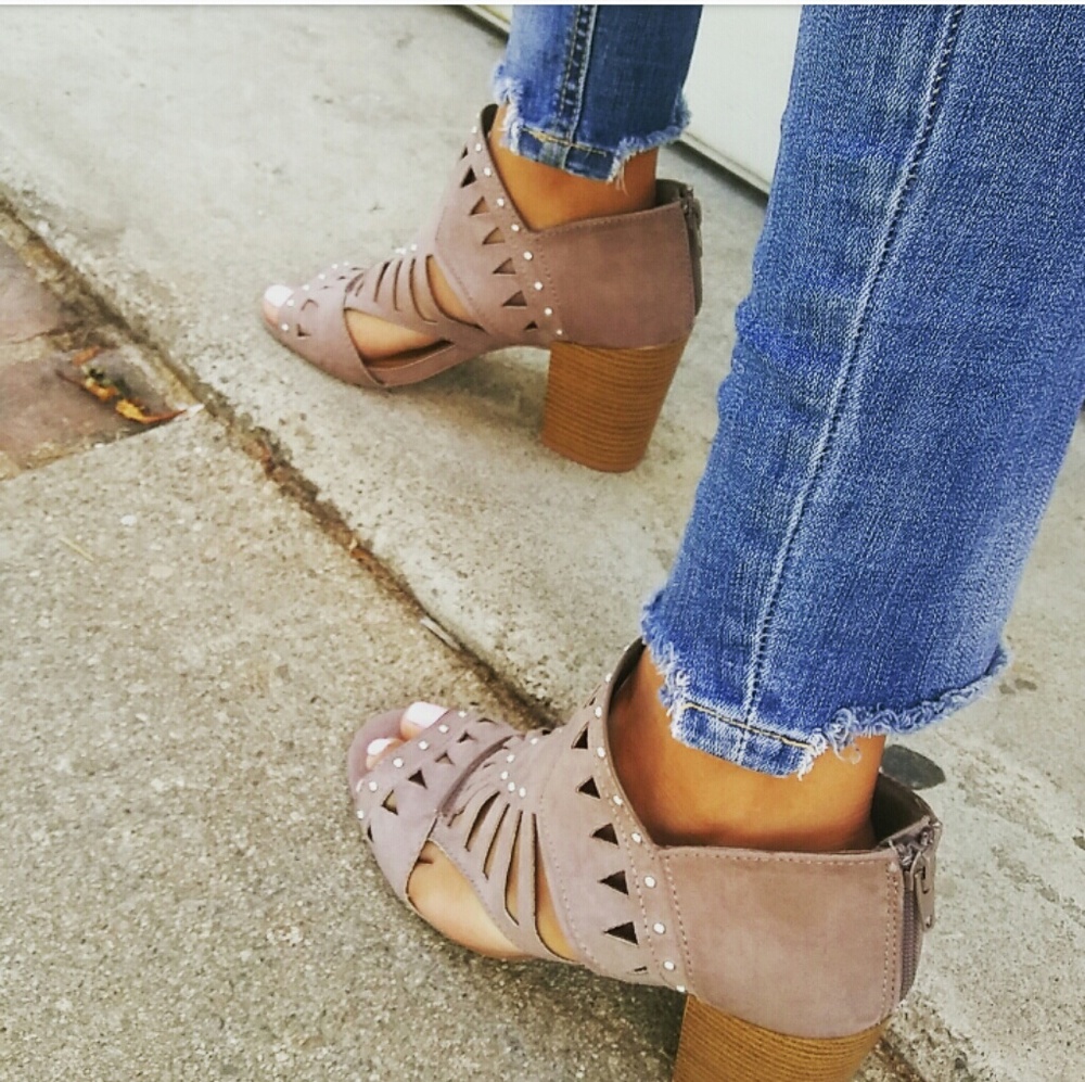 LAST PAIR!!//The Charlize// Taupe open toe sandal - Picture 5 of 5