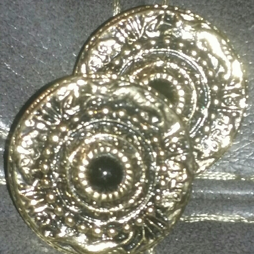 Detailed gold tone clip-on earrings