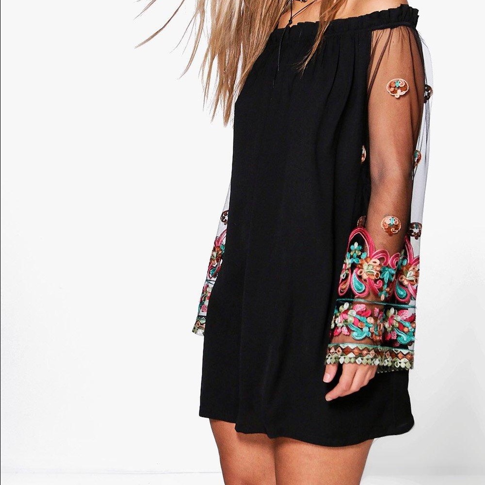 ‼️BLACK AND LCE EMBELLISHED DRESS‼️