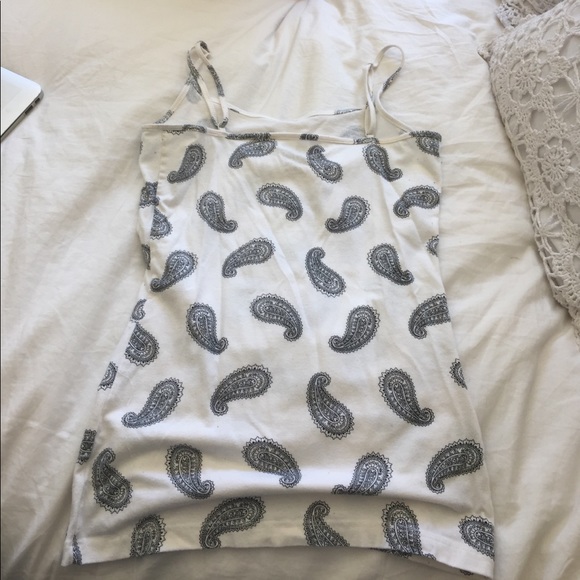 A tank top - Picture 2 of 4