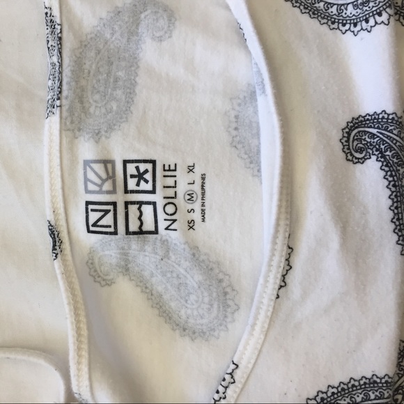 A tank top - Picture 3 of 4