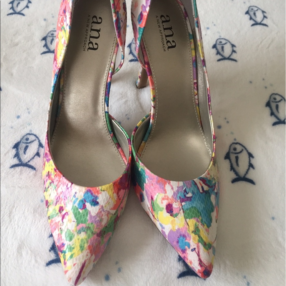 Watercolor pointed toe heel