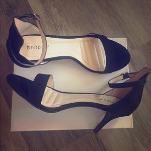 Black strappy heels.