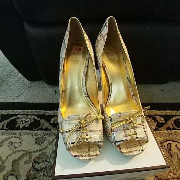 Shoes - Picture 1 of 3