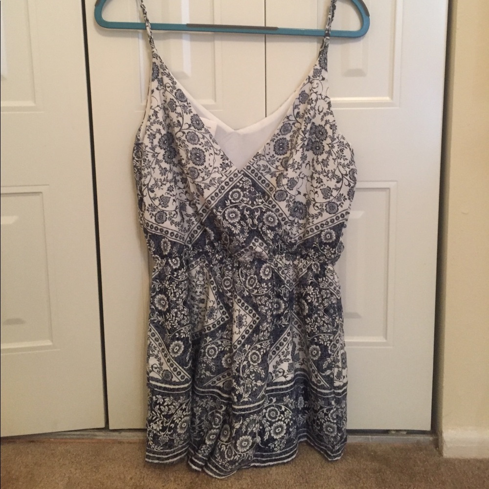 Blue and white patterned romper. - Picture 2 of 2