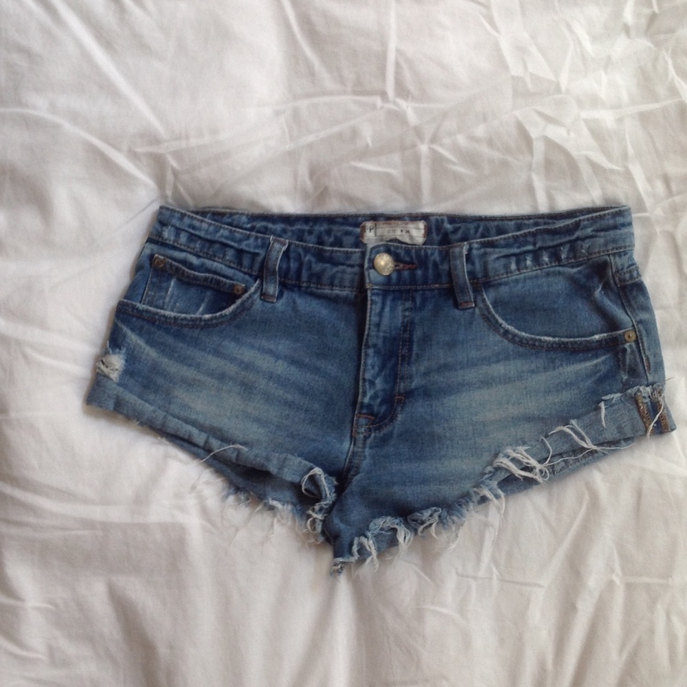Free people size 26 dolphin hem denim shorts